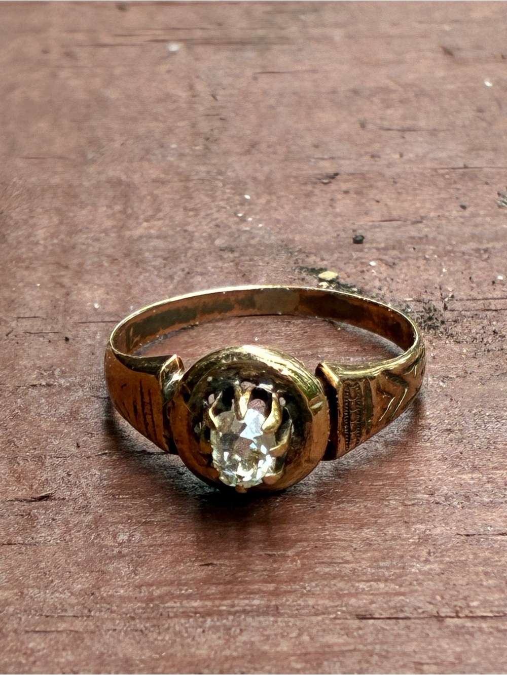 Gold Solitaire Ring - Women Jewelry
Pinky ring
Size 4 1/2
Estate Jewelry